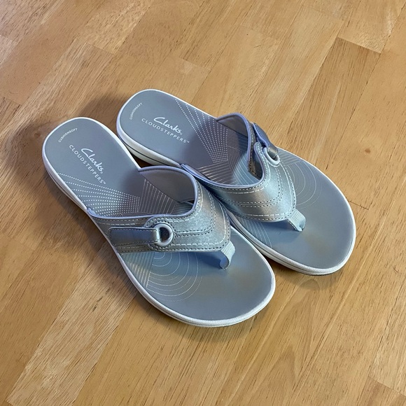 Clarks Cloudsteppers Silver Flip Flops EUC - Picture 1 of 8